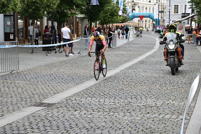他開創性地 他開創性地