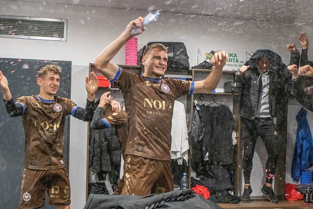 本土球员更 本土球员更